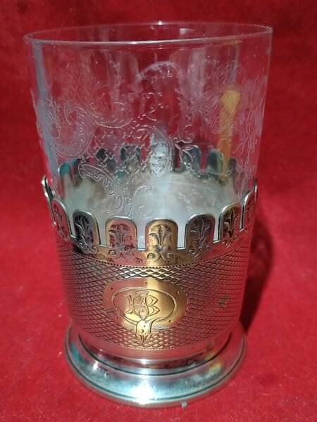 Pahar din cristal cu suport argintat si blazon aurit